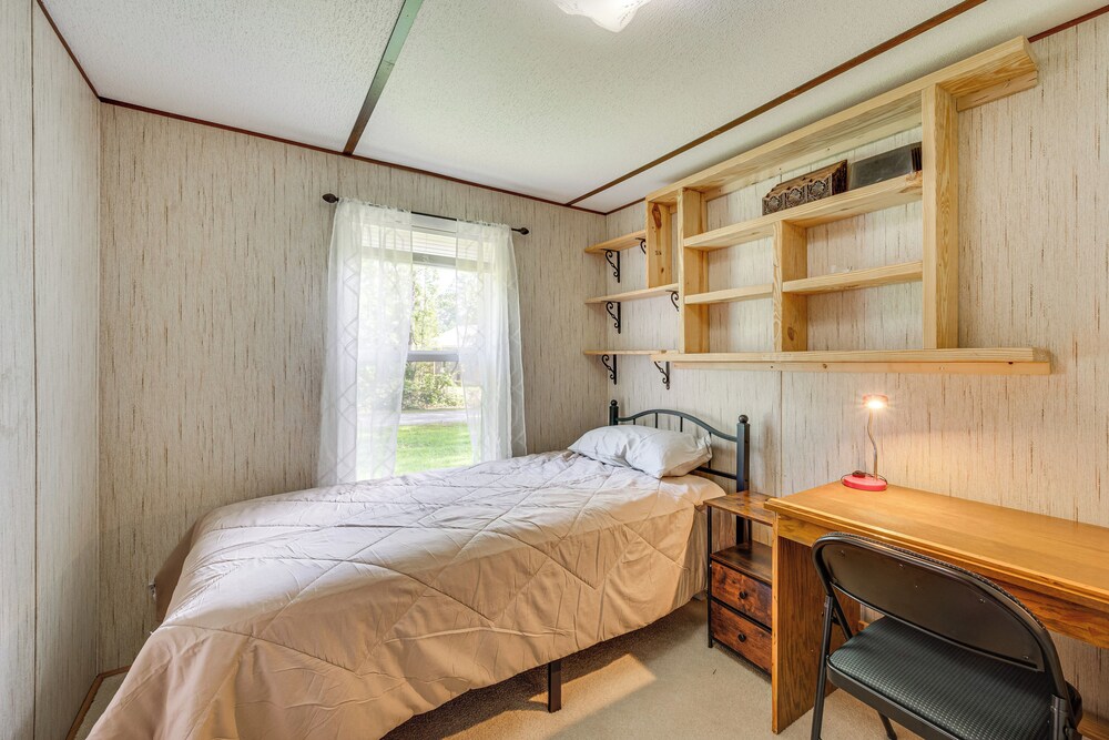 3 Mi to Badin Lake: Quiet New London Retreat