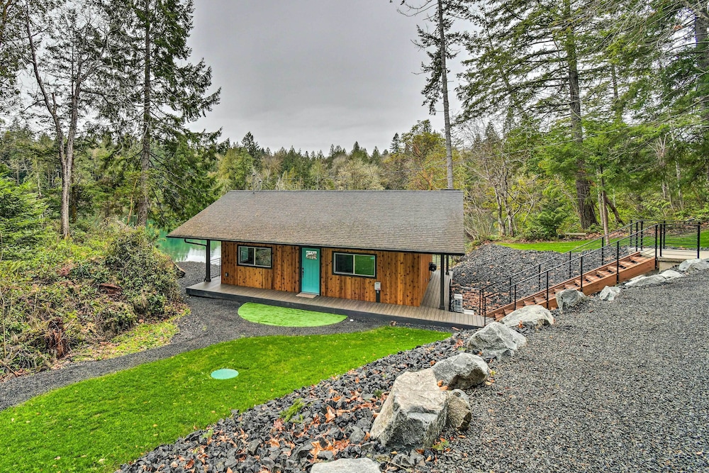 Dreamy Bayfront Cabin w/ View, Dock & Kayaks view 2