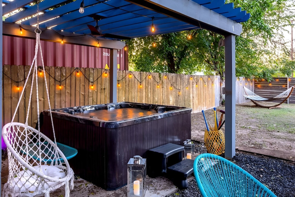 Heated Pool Haven w Hot Tub 3 min to DT
