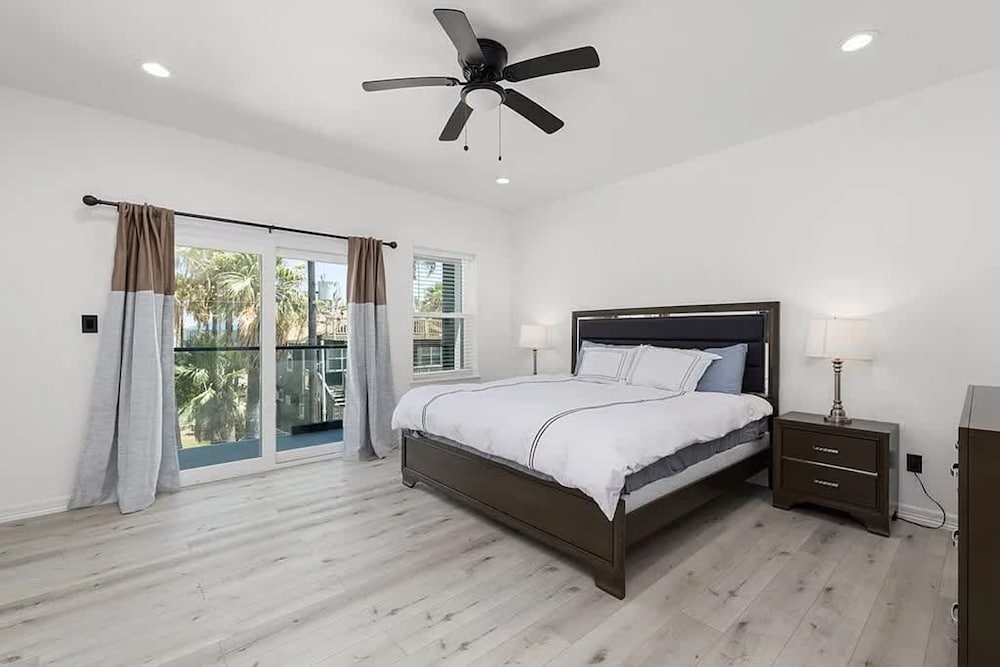 Immaculate Townhouse w Pool Balcony South Padre