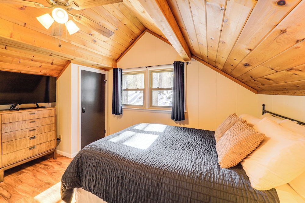 2 Mi to Skiing: Blue Ridge Mtn Cabin w/ Hot Tub!
