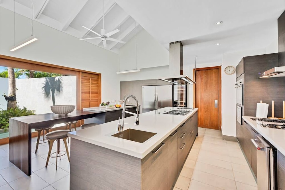 Modern Oasis Stunning Views of Golf Course River