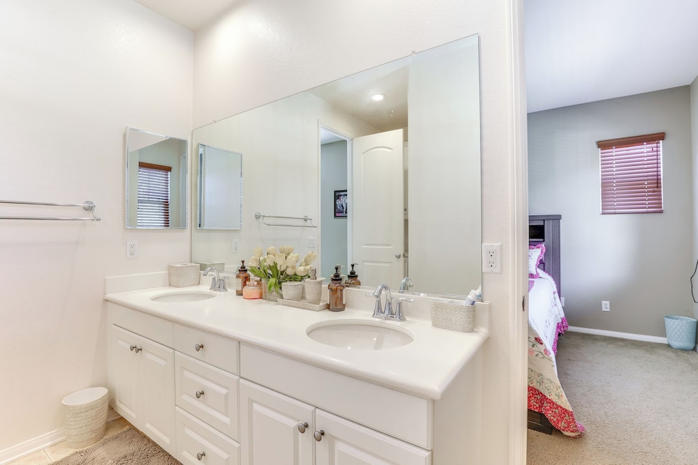 14 Mi to Old Town Temecula: Luxe Fallbrook Home!