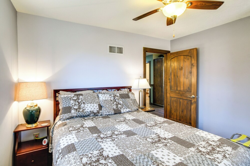 Riverfront Cabin Near Dtwn Pella w/ Game Room!