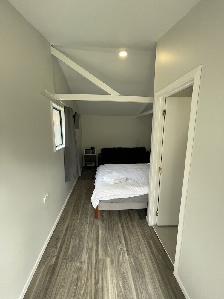 1 Double 1 Sofa Beds Garden Chalet 9C