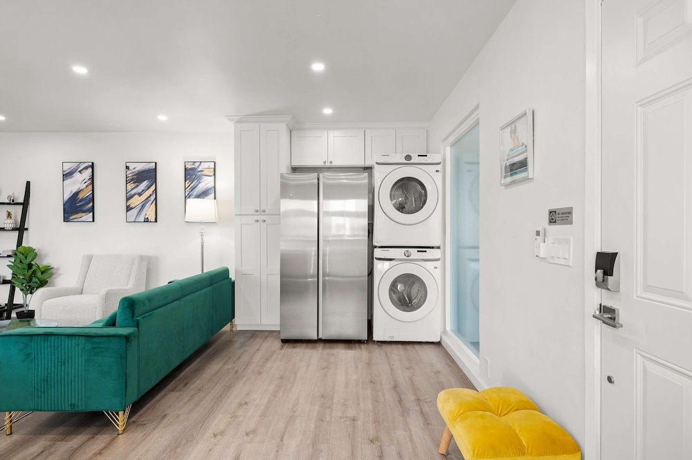 Foothills Oasis w Private Balcony Free Parking 3