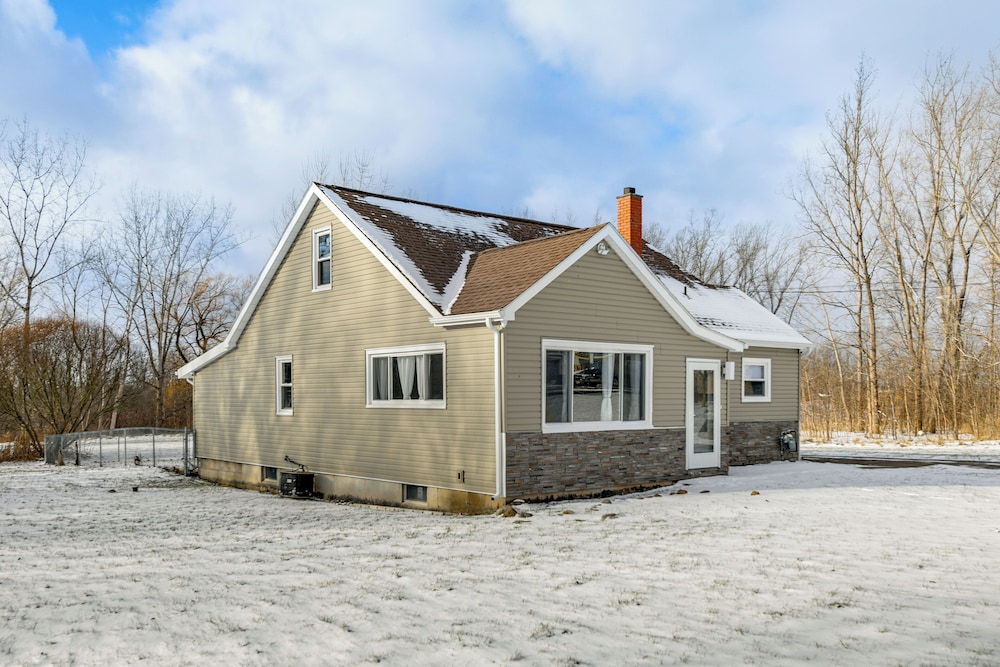 2 Mi to Airport: High-end Cheektowaga Home!