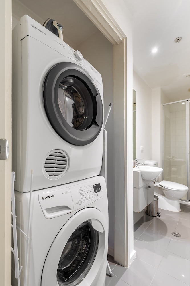 Melbourne CBD 2BR Apt With Pool & Gym Access