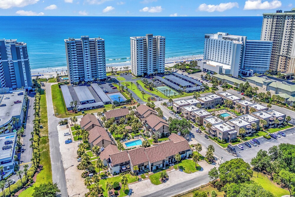 650 Feet to the Beach! Arcadian Shores Townhome