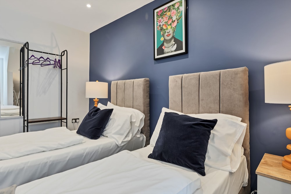 Right On : Bright On Apartment 1E | By My Getaways view 2