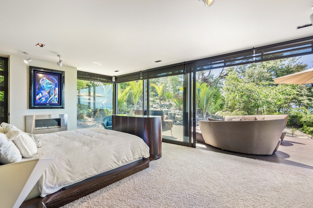 Fireplace Suite - Ocean Views & Beach