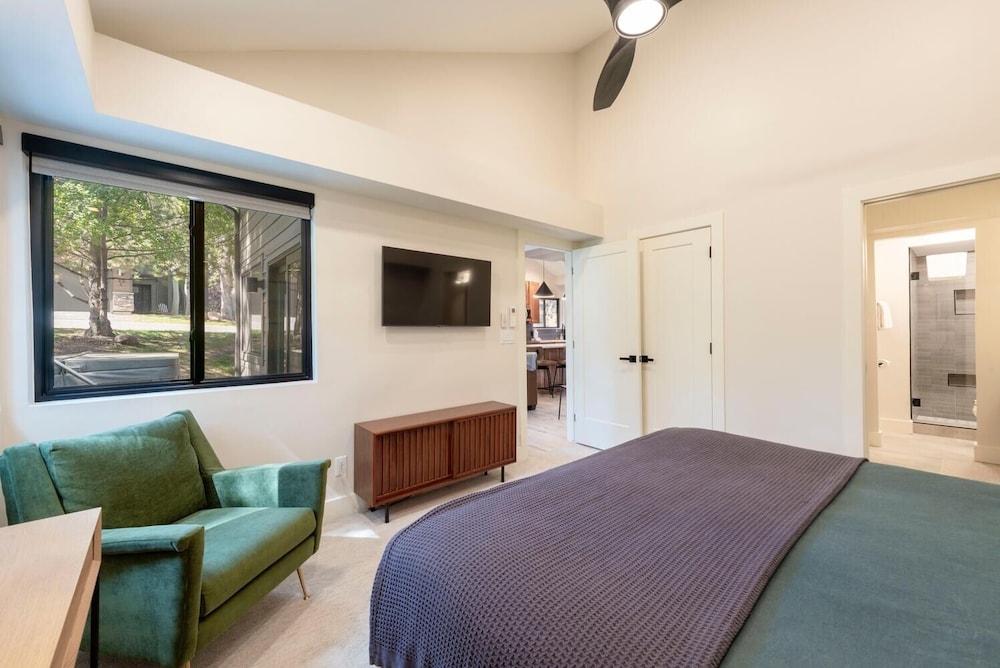 Stylish 4BR Canyons Village-Walk to Cabriolet-Hidden Creek 37D