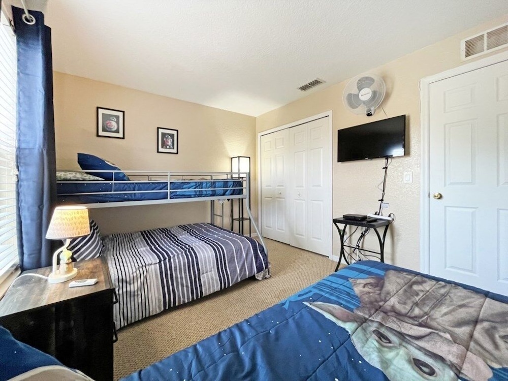 Regal Getaway 4 Bedroom Townhouse by RedAwning view 3