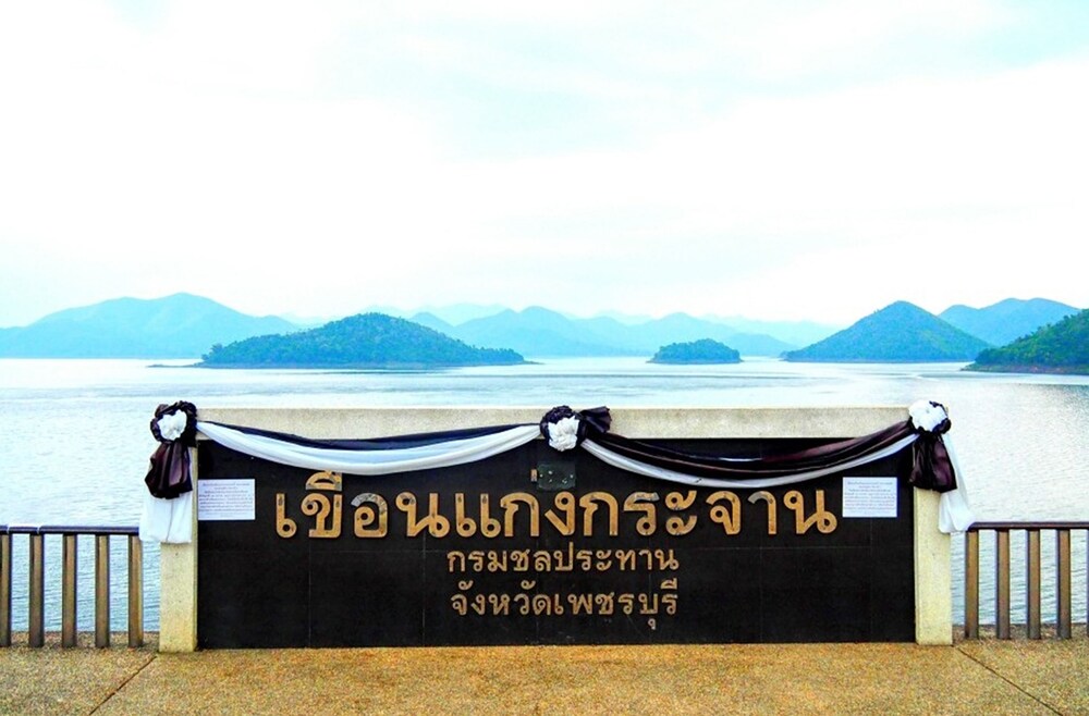 Kaengkrachan Boathouse Paradise Resort