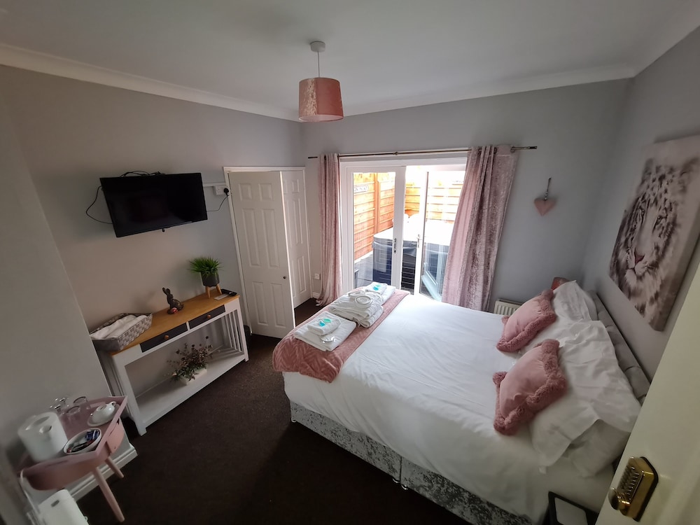 The Mayfair Lodge - Caravaning, Glamping & Camping view 3