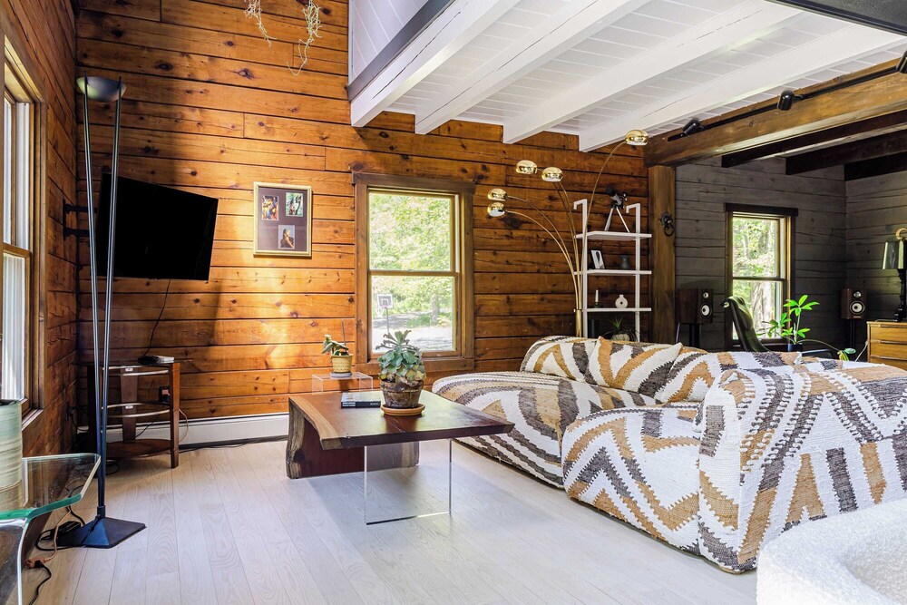 Pool+hot Tub, Firepit Near Hikes, Shops, Dining Cragswood Lodge by Avantstay