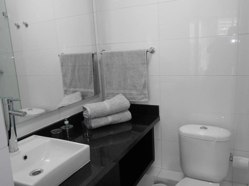 Stylish 1BR Apt w Top Location Metro Pool Gym