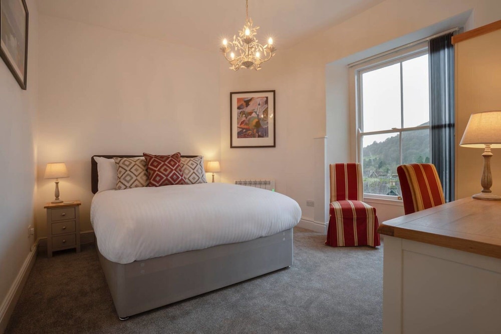Charming 1BR - Town Centre-parking-stunning Views view 2