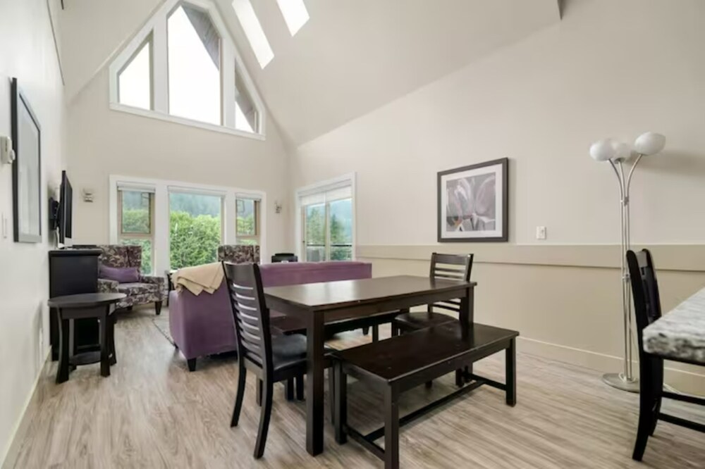 Harrison Lake Pets Welcome 3BR Suite