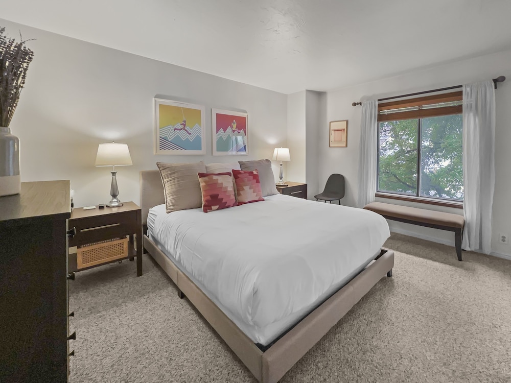 129 Park Station Escape! Cozy Condo With Pool & Hot Tub! Walking Distance To Main Street & Town Lift! 2 Bedroom Condo by RedAwning view 3