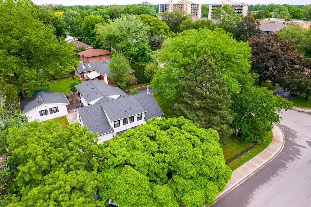 Private Studio Apartment in Burlington - U5