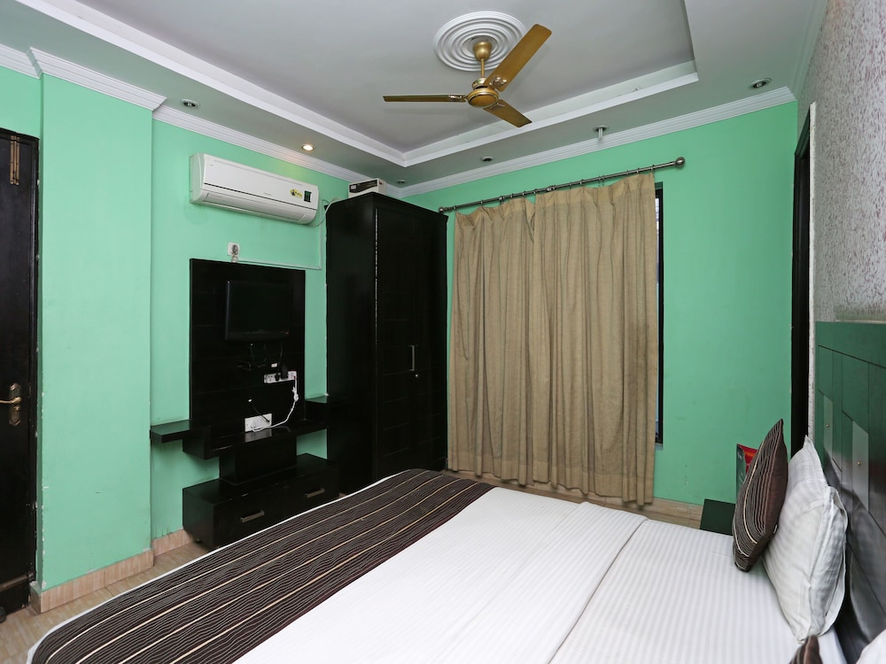 OYO 6895 Hotel Cybercity Rooms & Suites