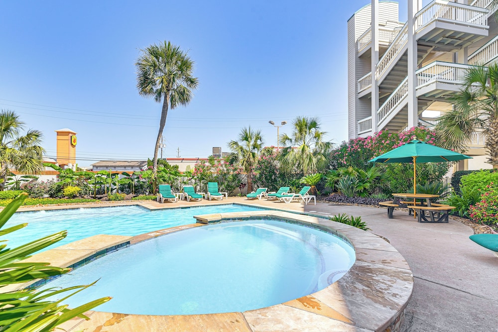 Steps to Babes Beach: Condo w/ Pool in Galveston