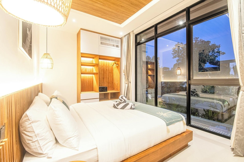 Luxury 5BR Retreat, 400m From Café Del Mar Shore