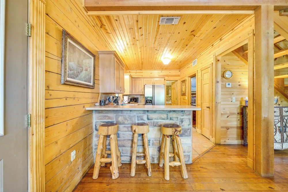 3 Mi to State Park & Lake: Broken Bow Cabin!