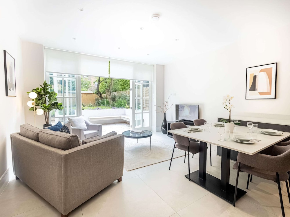 Little Venice Charm Cozy One-bedroom by Sojo Stay
