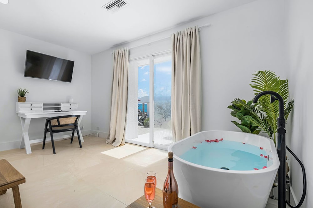 Beachfront Villa w Pool Sleeps 16 Dining Tub