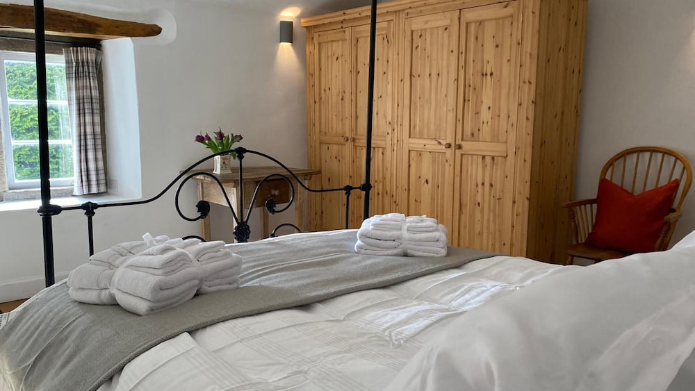Beautiful Peak District Cottage With Hot Tub view 2