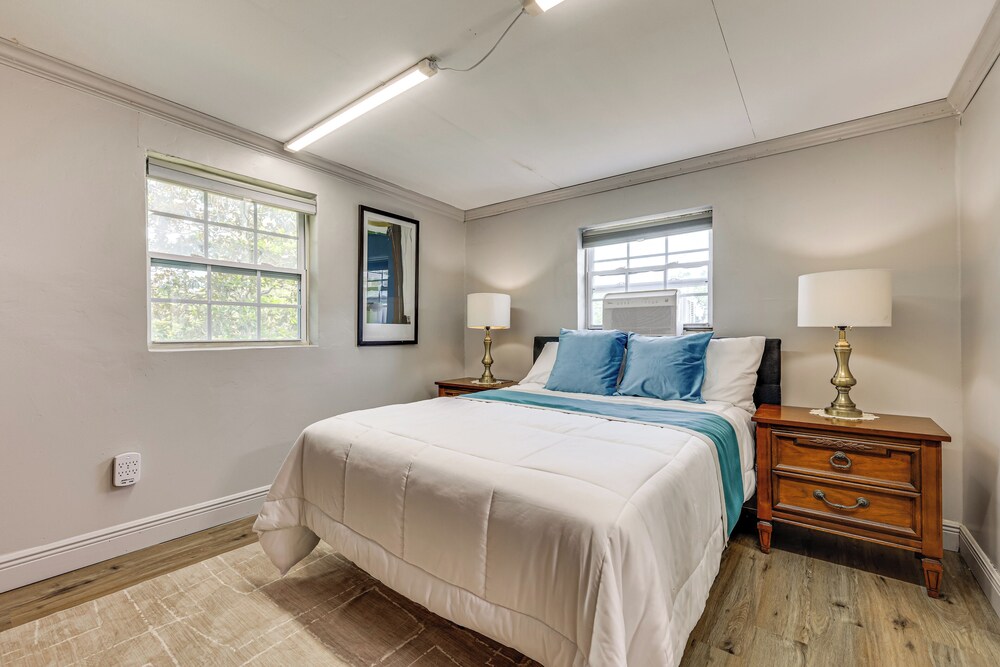 BBQ Ready: Hawthorne Home w/ Screened-in Patio