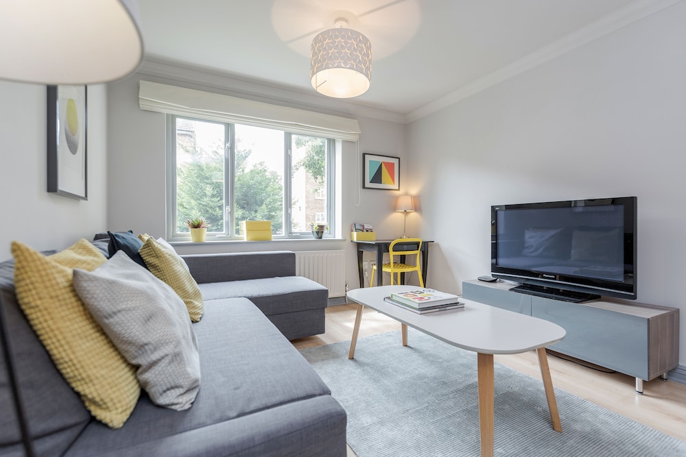 Hoxton 2 Bed Apartment by BaseToGo