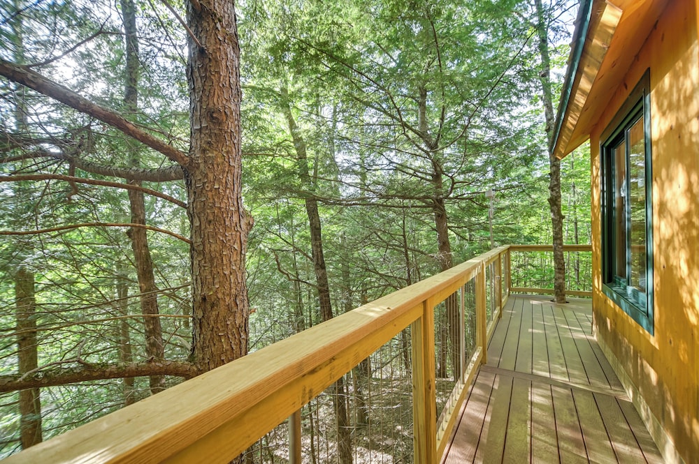 Tree House w/ Hot Tub: Near Sunday River Resort!