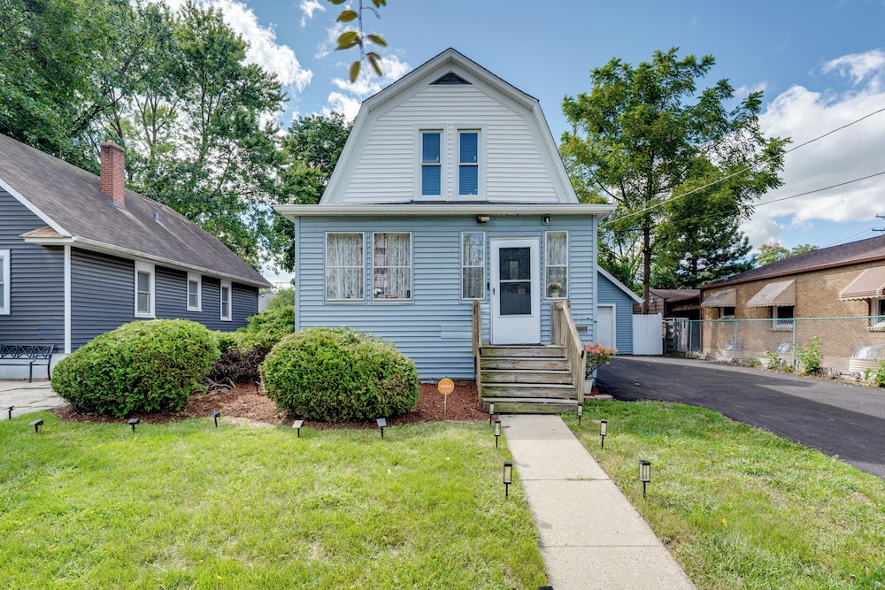 1 Mi to Dtwn Elgin: Dutch Colonial w/ Lovely Patio