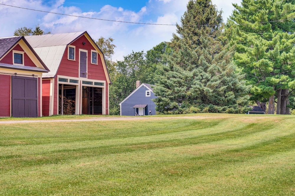 < 1 Mi to Lake: Mtn-view Cabin w/ Porch in Newport