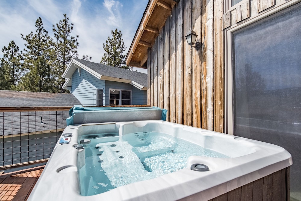 Lakefront Lodge by Avantstay Lakefront Cabin w Hot Tub