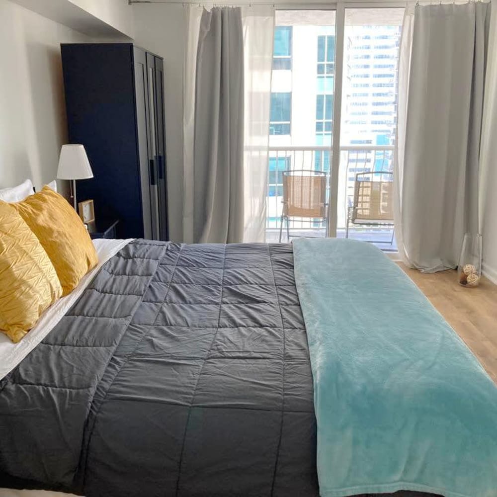 Modern 1-br Condo in Upscale Brickell Locale