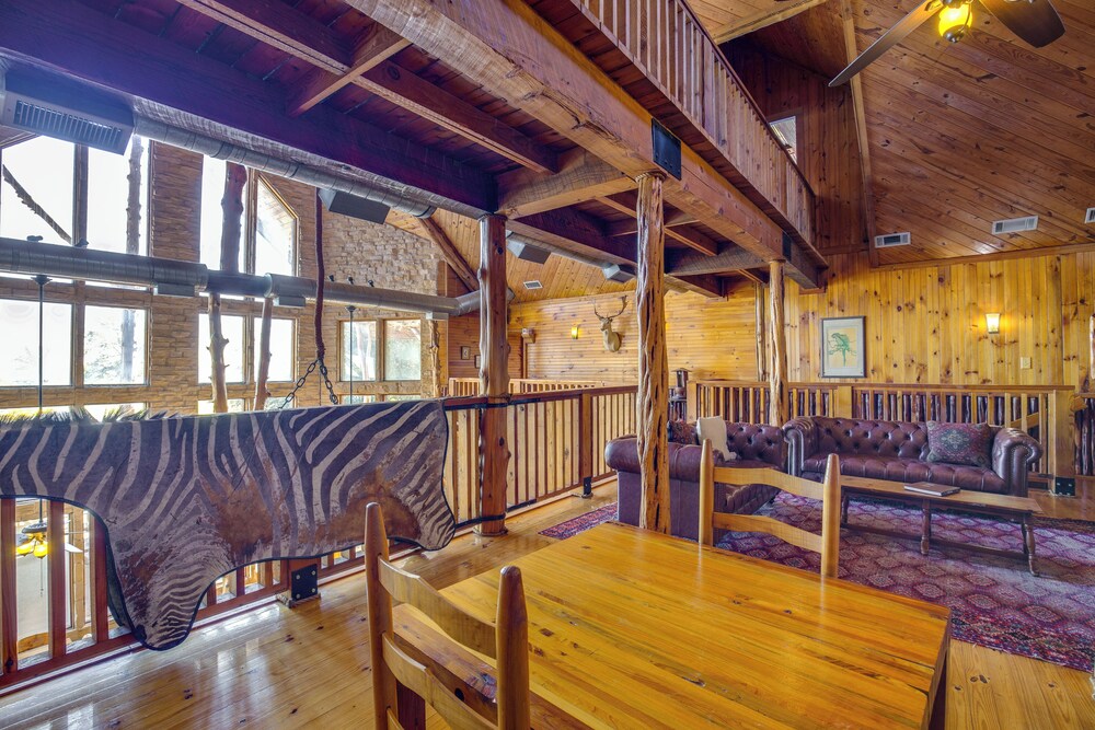 Group Getaway! Multi-level Lodge on Lake Tawakoni