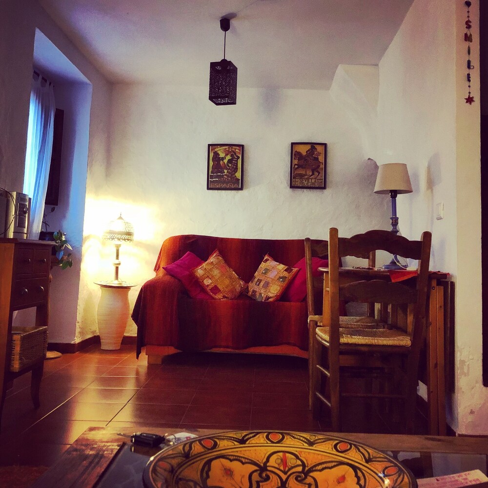 Cottage - Sleeps 4 - Pet Friendly - Patio