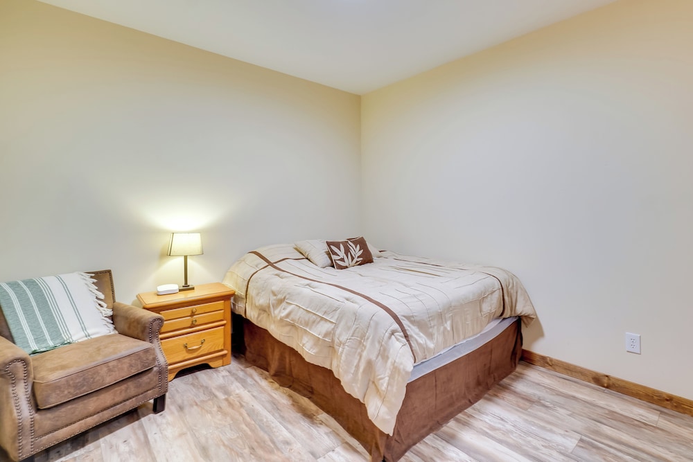 Lake & Mountain Views: Rockwood Cabin on 8 Acres