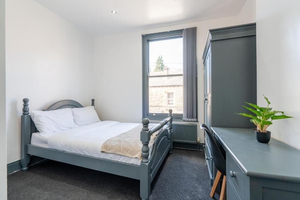 Sheffield 4 Bed Home by Broomhill Village