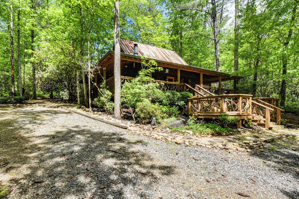 5 Mi to Unicoi State Park & Lake: Hot Tub Haven!