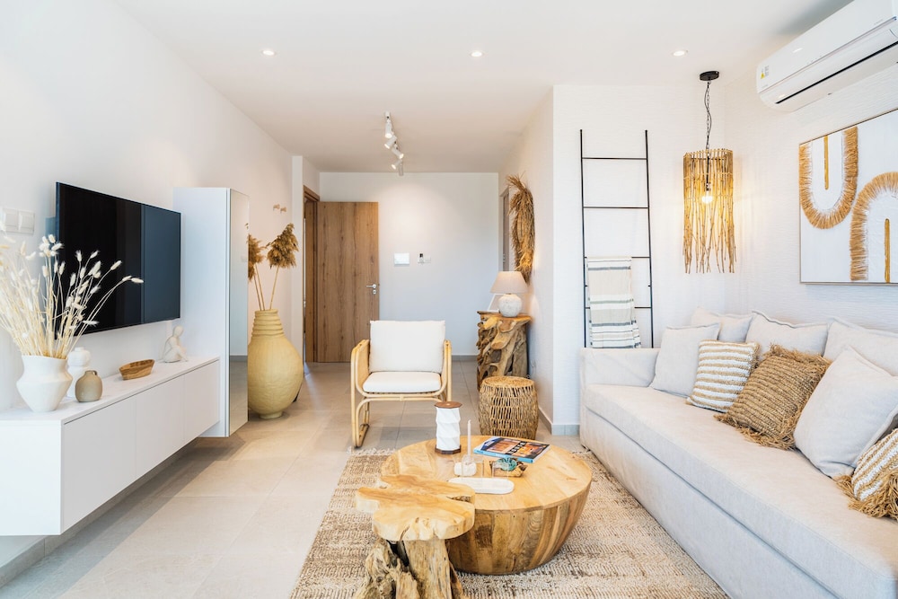 Aelia Chic 2-BR Apt & Balcony in Larnaca