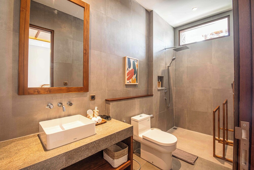 Luxury 5-bedroom Canggu Beach Villa With Scenic Ri
