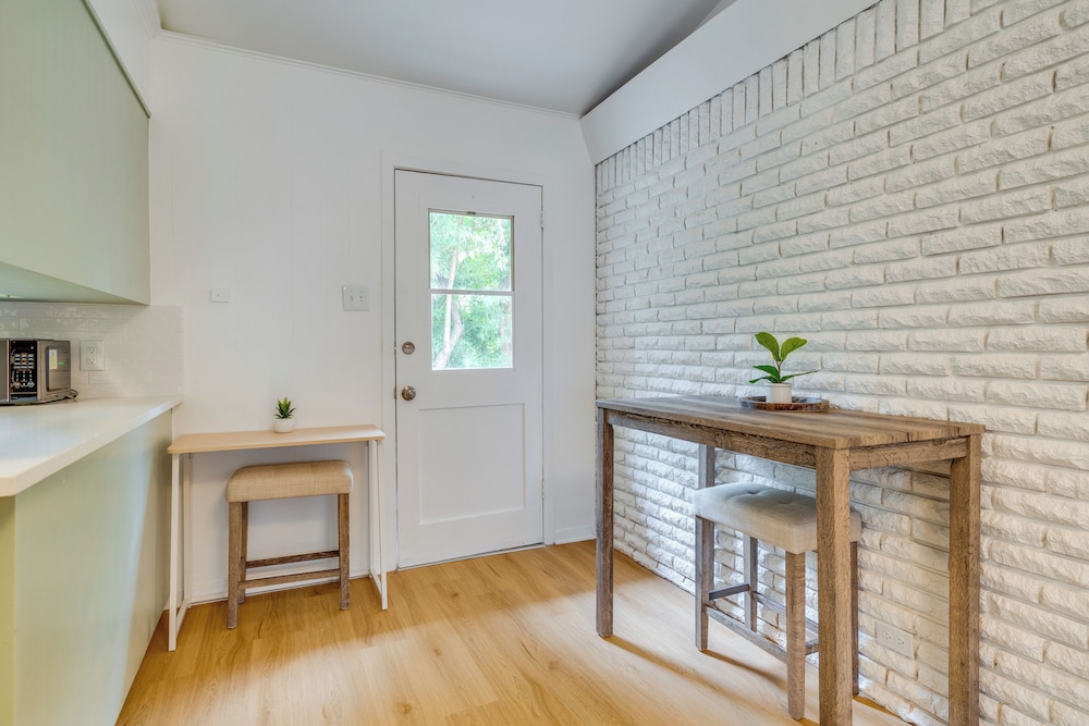 1/2 Mi to UT Austin Campus: Well-equipped Duplex!