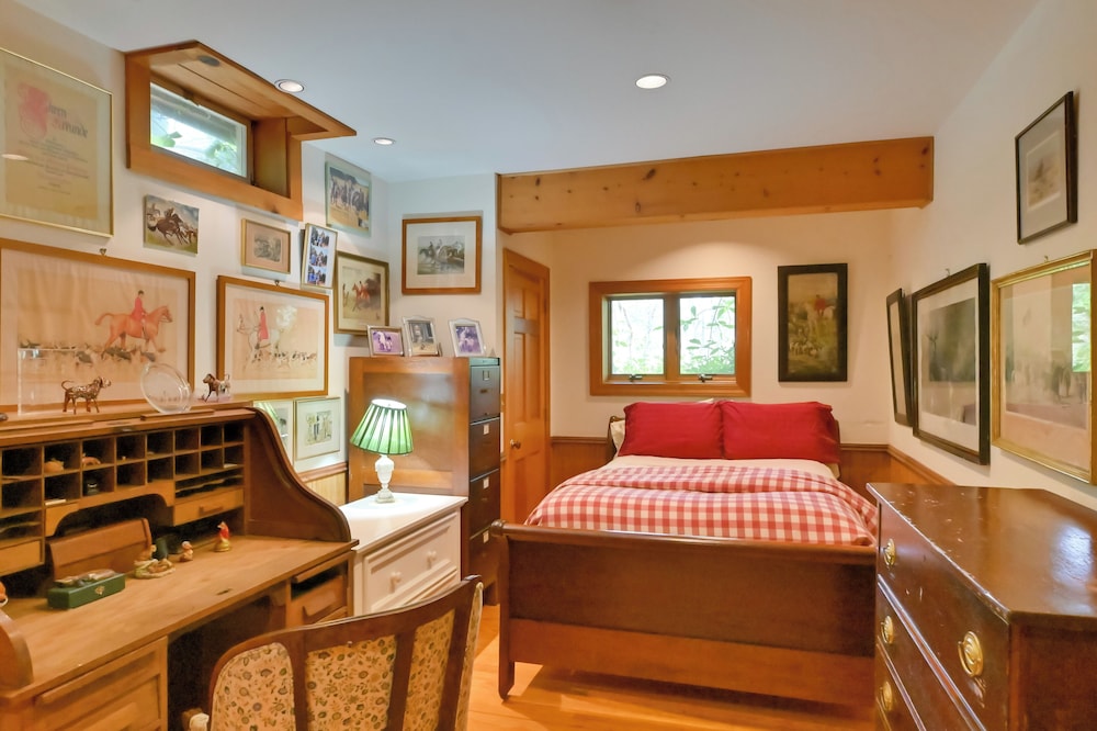 20-acre Hamptons Nature Escape w/ Hot Tub & Pool
