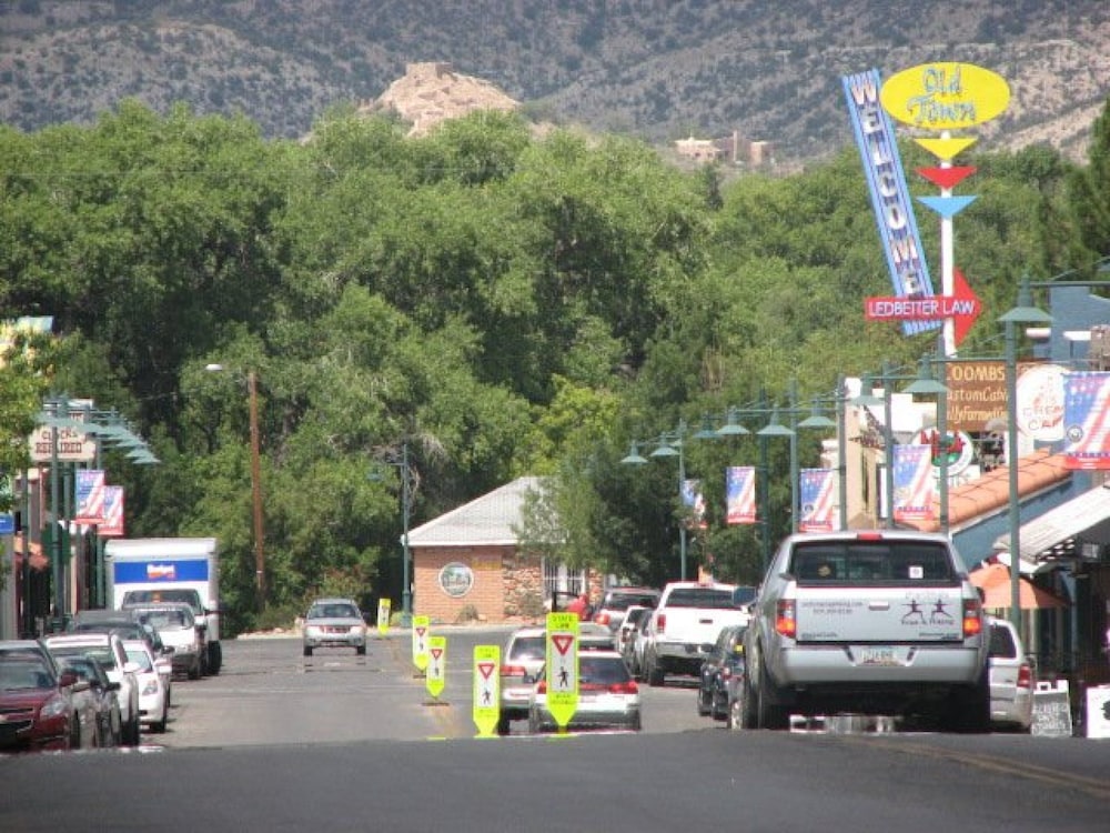 Cottonwood Hotel
