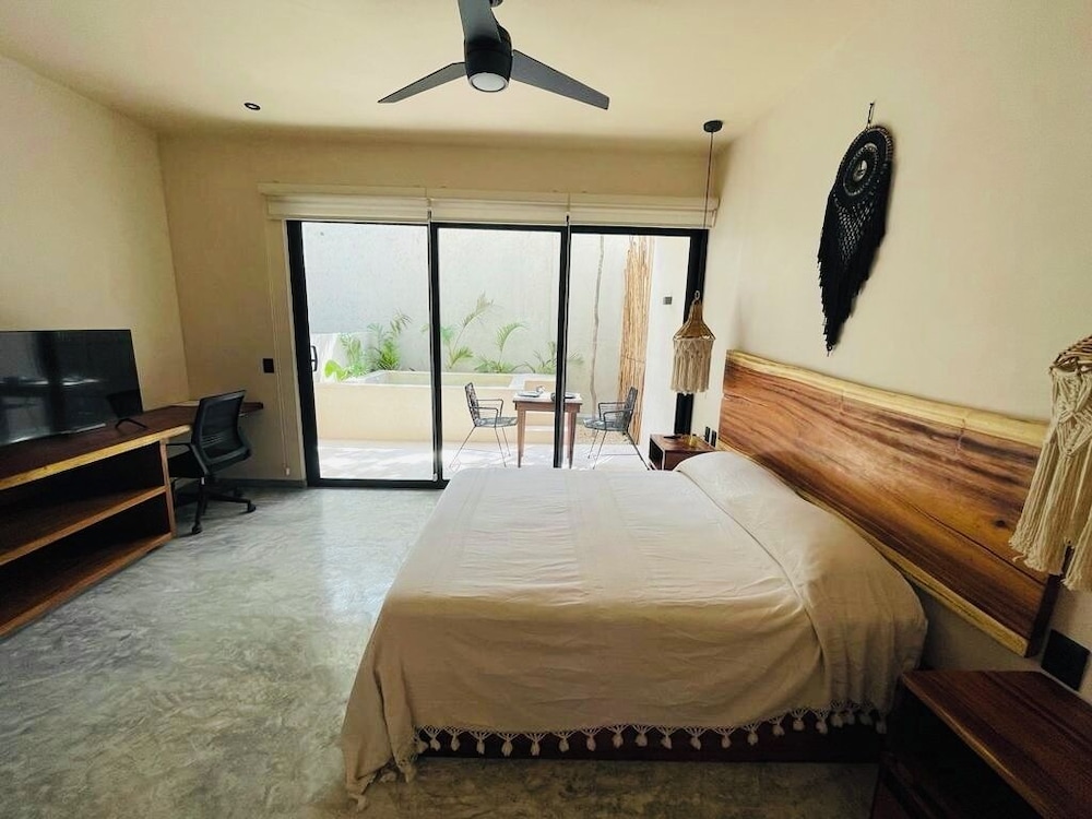 Private Jacuzzi with Pool Studio S11